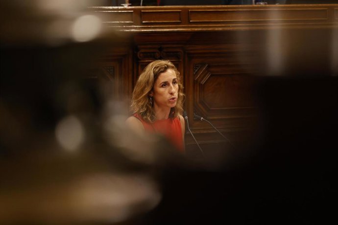 La diputada de la CUP en el Parlament de Catalunya, Laia Estrada, en el Parlament de Catalunya