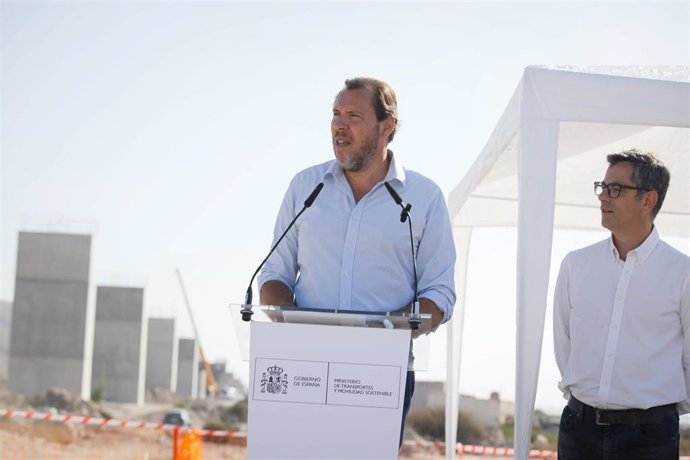 El ministro de Transportes y Movilidad  Sostenible, Óscar Puente, en las obras del AVE a Almería.