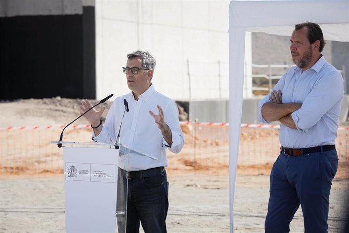 El ministro de la Presidencia, Justicia y Relaciones con las Cortes, Felix Bolaños, en Níjar (Almería).