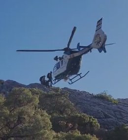 Efectivos rescatan a un senderista en una ruta por Sierra Blanca tras sufrir un golpe de calor
