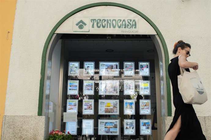 Archivo - Fachada de una inmobiliaria