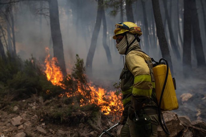 Archivo - Un bombero trabaja en la extinción del incendio en la Sierra Culebra , a 16 de junio de 2022, en Zamora, Castilla y León, (España). 