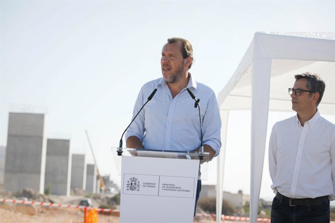 El ministro de Transportes y Movilidad  Sostenible, Óscar Puente, en las obras del AVE a Almería.