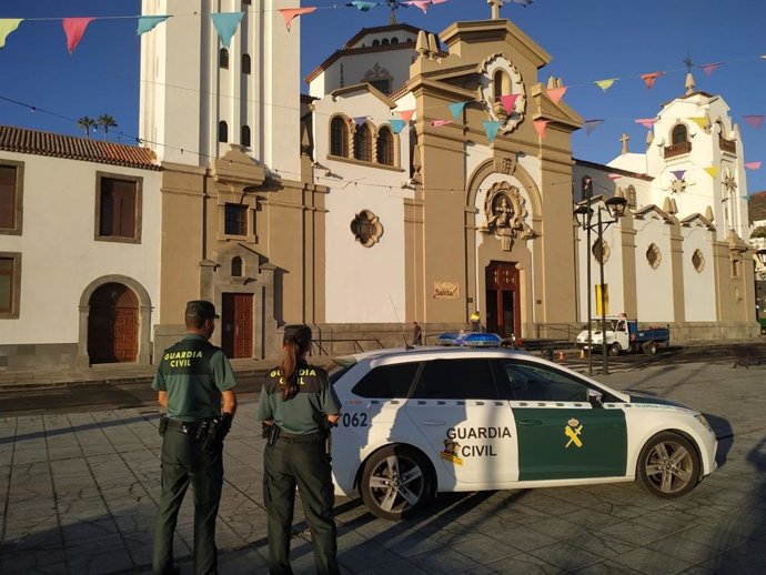 Archivo - Agente de la Guardia Civil ante la Basílica de Ntra. Sra. De Candelaria