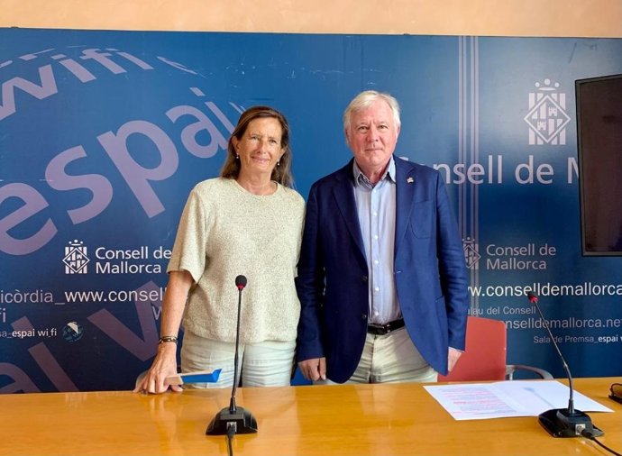 El conseller insular de Turismo, José Marcial Rodríguez, y la directora insular de Turismo por la Oferta y la Calidad, Clara del Moral.