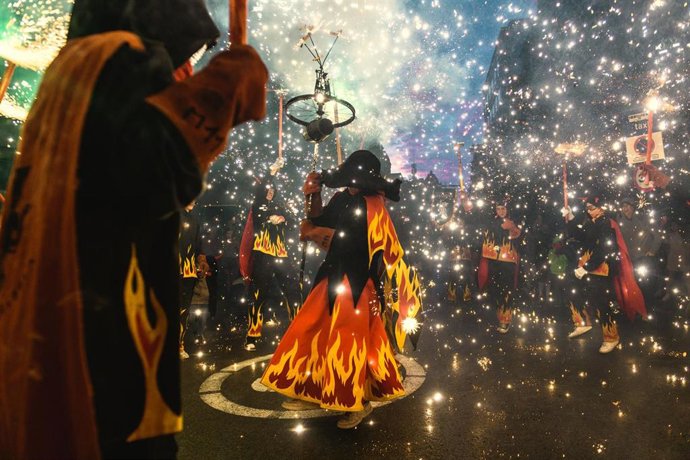 Archivo - 22 August 2022, Spain, Barcelona: Little devils set off their fireworks during the Correfoc (fire-run) festival at the Festa Major de Gracia, the famous festival in Barcelona's Gracia neighbourhood. Photo: Matthias Oesterle/ZUMA Press Wire/dpa