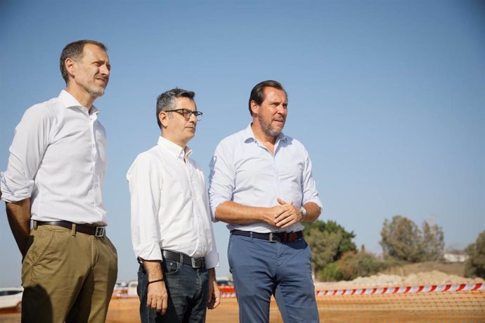 El ministro de la Presidencia, Justicia y Relaciones con las Cortes, Felix Bolaños (1d), y el ministro de Transportes y Movilidad Sostenible, Óscar Puente (c), durante la visita a las obras de la línea de AVE. A 13 de agosto de 2024, en Níjar, Almería