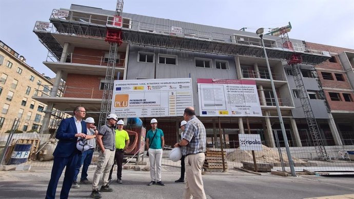 El concejal de Fomento, Fernando Carabias, durante una visita a las obras de las nuevas viviendas en el barrio de Capuchinos.