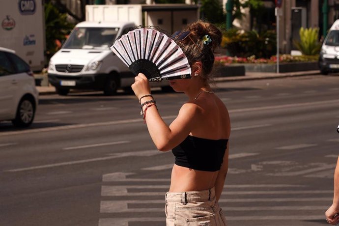 Una persona se resguarda del calor