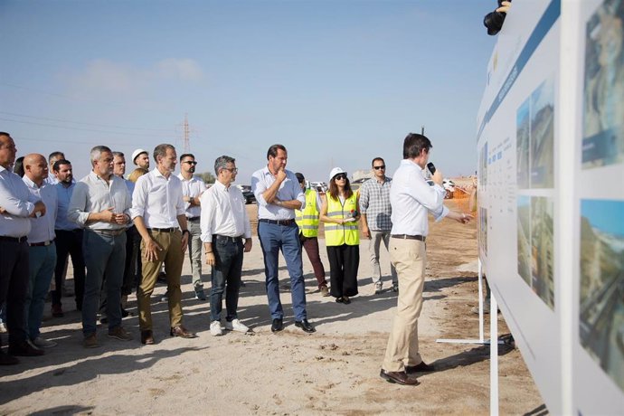 El ministro de la Presidencia, Justicia y Relaciones con las Cortes, Felix Bolaños (3d), y el ministro de Transportes y Movilidad Sostenible, Óscar Puente (2d), durante la visita a las obras de la línea de AVE. A 13 de agosto de 2024, en Níjar, Almería.