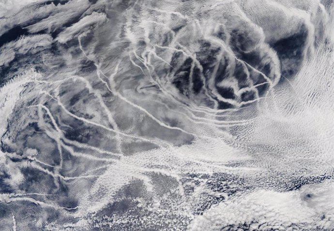 Las emisiones de azufre pueden crear nubes delgadas y lineales que trazan las rutas de navegación marítima. Estas "huellas de barcos" reflejan la luz solar desde la superficie de la Tierra, enfriando el planeta, pero también son una forma de contaminación