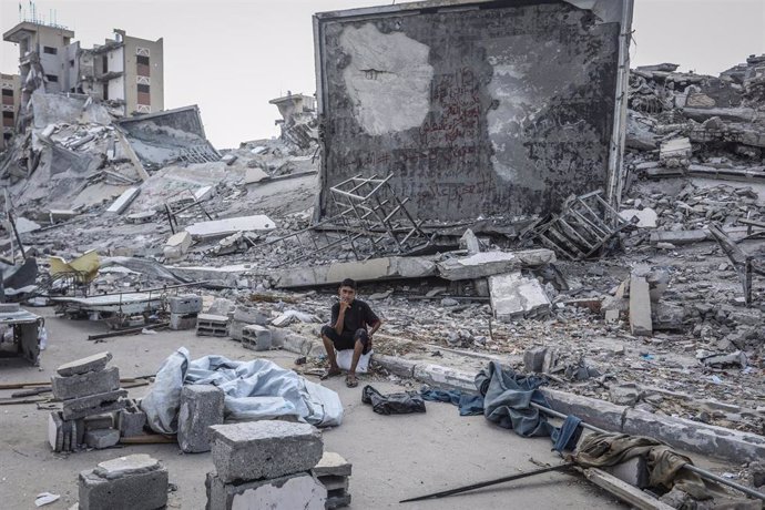 Un civil palestino sentado junto a escombros en Jan Yunis, Franja de Gaza