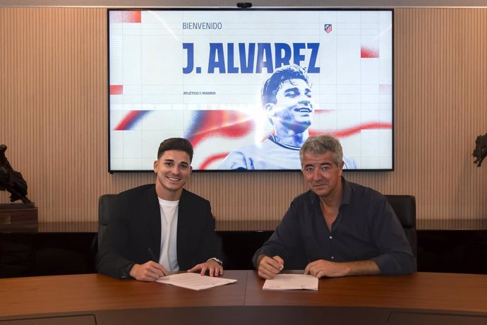 Julián Álvarez junto a Miguel Ángel Gil Marín tras firmar su contrato con el Atlético de Madrid