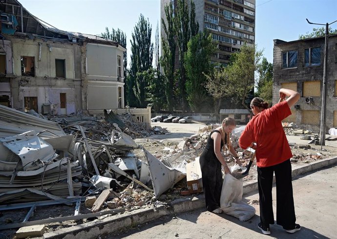 Archivo - Voluntarios recogen escombros en un hospital de Kiev atacado por las fuerzas rusas