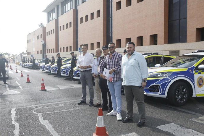 El alcalde de Córdoba, José María Bellido (1 izquierda), en la presentación de los 16 nuevos vehículos híbridos de la Policía Local.