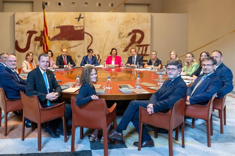 El president de la Generalitat, Salvador Illa (c), durante el primer Consell Executiu de su Govern, en el Palau de la Generalitat