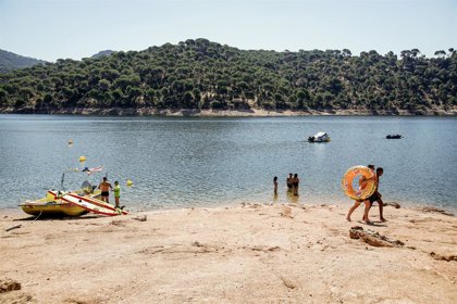 La playa de postal en un embalse a una hora de Madrid con Bandera Azul