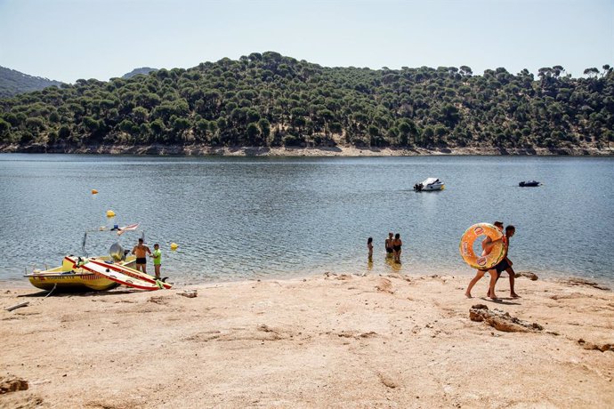 Archivo - Imagen de la playa Virgen de la Nueva del Pantano de San Juan, en San Martín de Valdeiglesias, Madrid (España).