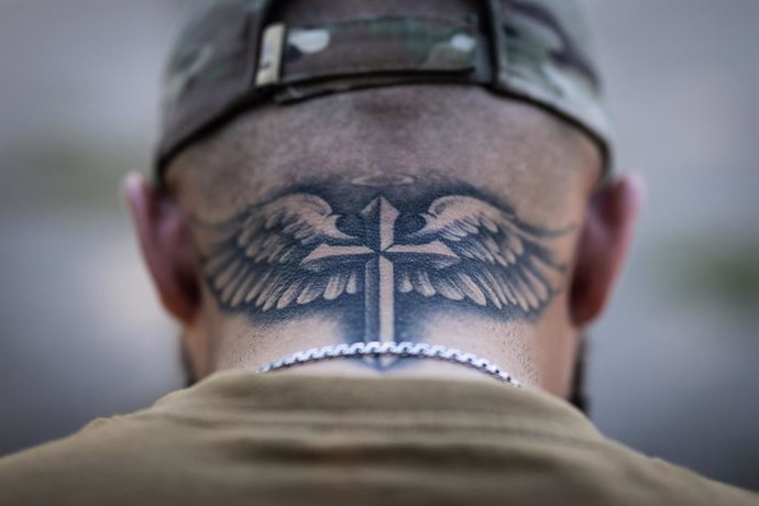 Archivo - FILED - 21 September 2023, Ukraine, Kostyantynivka: Roman (24), a devout Ukrainian soldier fighting on the front line with the 3rd Assault Brigade, has a sword-shaped cross held by angel wings tattooed on the back of his neck. He got the tattoo 