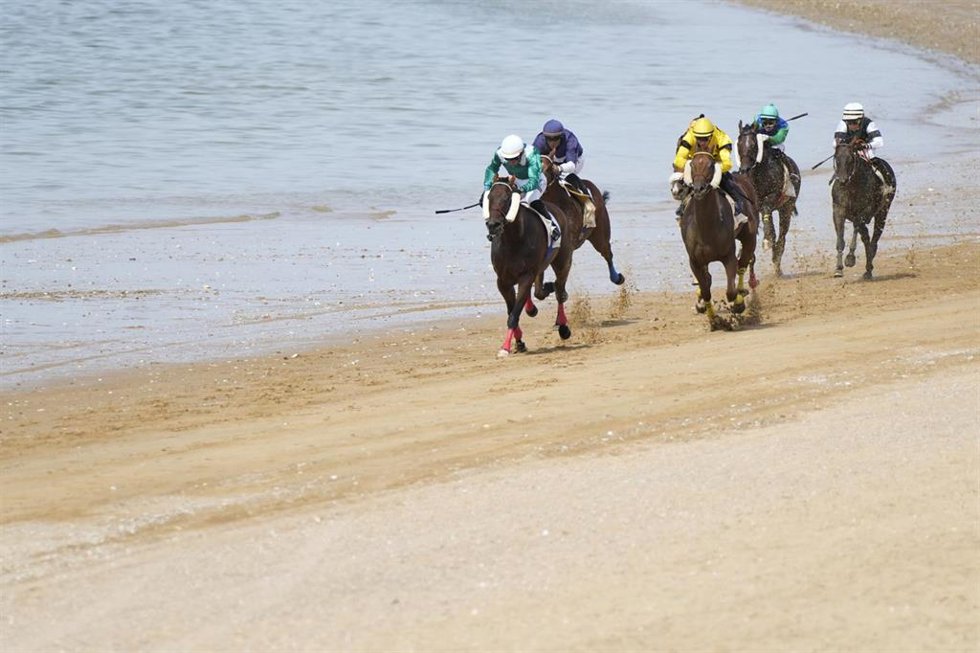 Archivo - Carreras de caballos en la playa de Sanlúcar de Barrameda en agosto de 2023. ARCHIVO.