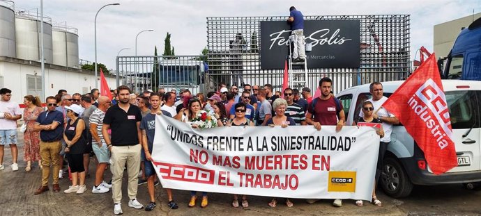 Concentración a a las puertas de la bodega de Félix Solís en Valdepeñas por la muerte de un joven trabajador en accidente laboral.