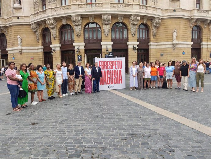 El alcalde de Bilbao, Juan Mari Aburto, junto a miembros del Ayuntamiento, instituciones y asociaciones en la presentación de la estrategia contra las agresiones en Aste Nagusia 2024