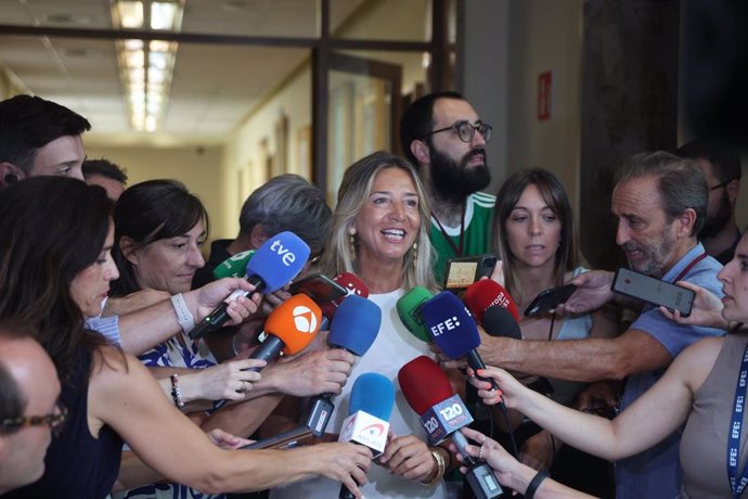 La portavoz del PP en el Senado, Alicia García, atiende a los medios de comunicación antes de la comparecencia del ministro de Asuntos Exteriores, José Manuel Albares, en el Senado, a 13 de agosto de 2024, en Madrid (España). El ministro ha explicado el c