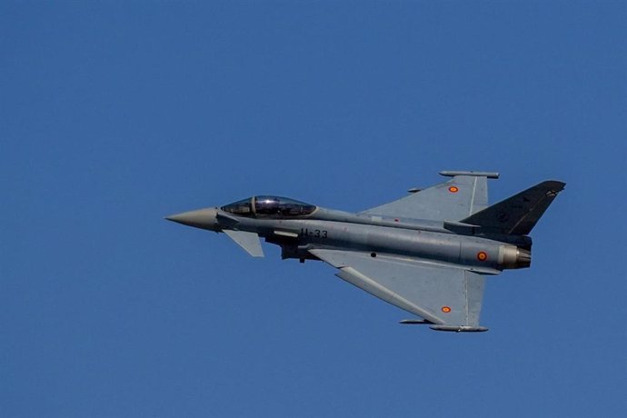 Archivo - Imagen de archivo de un caza Eurofighter sobrevolando la base de Morón