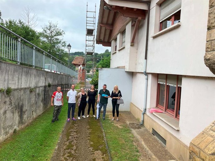 Víctor Fernández, de la empresa adjudicataria; Ángel García, alcalde de Siero; Isabel González, directora de la Fundación Municipal de Cultura; María José Fernandez, arquitecta; Daniel Navarro, aparejador y Aurora Cienfuegos, concejala de Cultura.