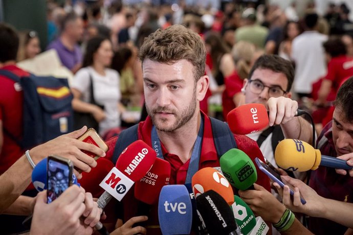 El jugador de balonmano, Gonzalo Pérez de Vargas, atiende a los medios de comunicación a su llegada al Aeropuerto Adolfo Suárez-Madrid Barajas, a 12 de agosto de 2024, en Madrid (España)