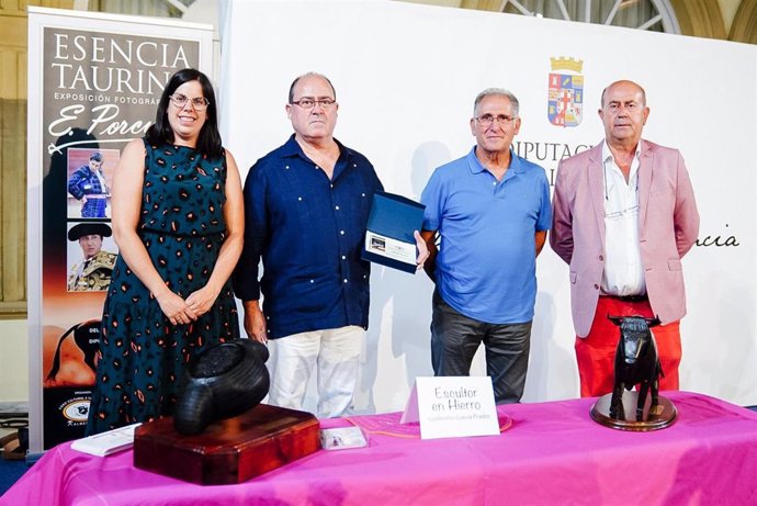 La vicepresidenta y diputada de Cultura de la Diputación de Almería Almudena Morales, el presidente de Foro Cultural 3 Taurinos 3, Juan Aguilera, y los artistas inauguran la muestra.