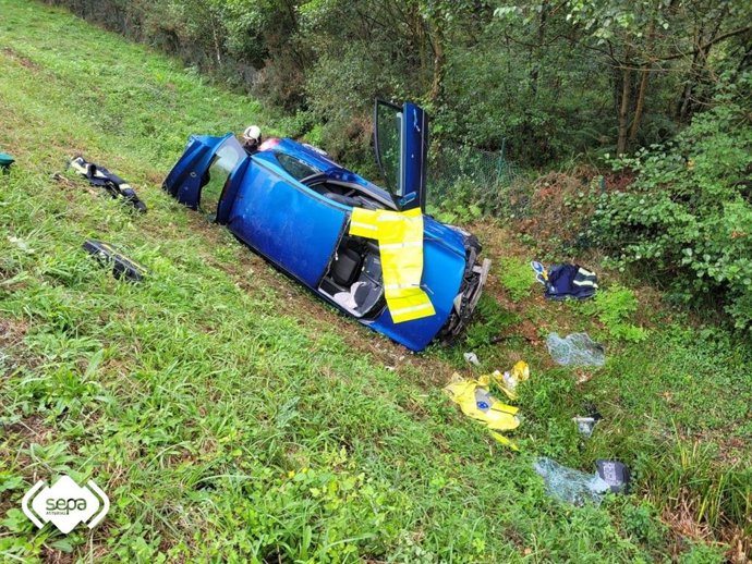 Coche siniestrado en Siero.