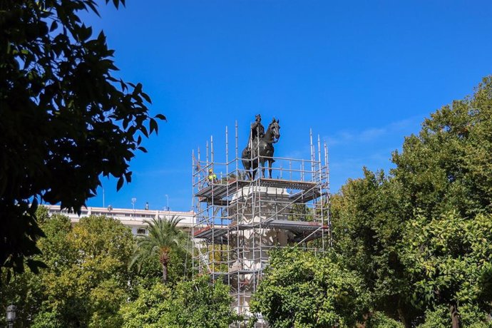 Archivo - Retirada de los andamios del monumento a Fernando III en la Plaza Nueva tras su restauración