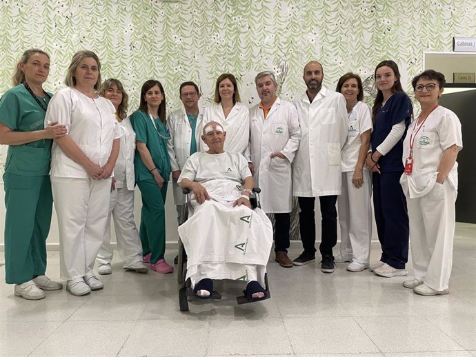 El equipo multidisciplinar del Hospital Universitario Reina Sofía de Córdoba que ha aplicado por primera vez la técnica HIFU a un paciente con Parkinson (centro).