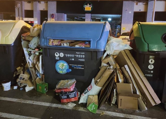 Contenedores desbordados en una calle de Palma.