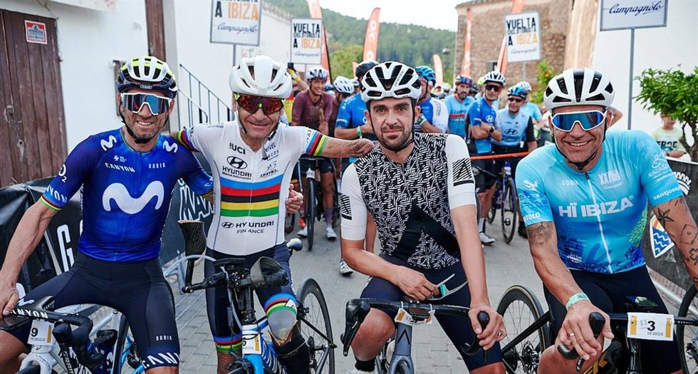De izda a dcha: Alejandro Valverde, Ricardo Ten, Alberto Contador y Óscar Pereiro en la salida de la Vuelta Cicloturista a Ibiza
