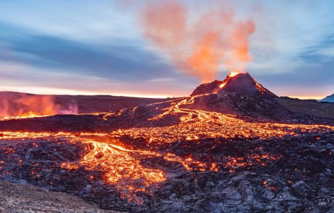 El vulcanismo de larga duración ha calentado significativamente el clima a lo largo de la historia de la Tierra, lo que a su vez ha reducido el efecto regulador del clima de la vegetación durante millones de años.