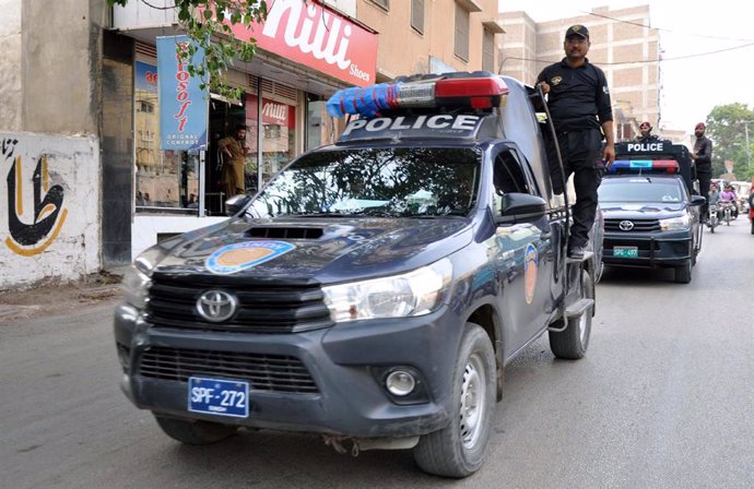 Archivo - July 13, 2024, Pakistan: HYDERABAD, PAKISTAN, JUL 13: Police convoy patrols in city during flag march to .maintain law and order situation as security has been tighten in connection of the Holy month of .Muharram-ul- Haram, in Hyderabad on Satur