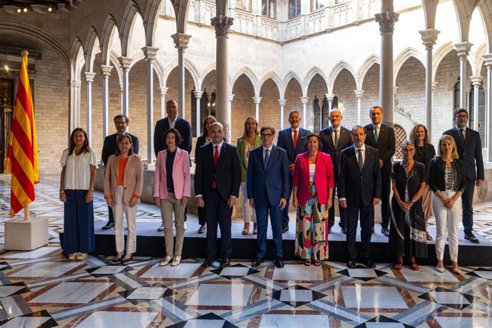 El presidente de la Generalitat, Salvador Illa (c), posa junto al nuevo Govern tras el primer Consell Executiu del Govern, en el Palau de la Generalitat, a 13 de agosto de 2024