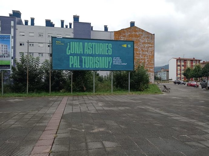 Valla publicitaria en contra del turismo colocada en Villaviciosa