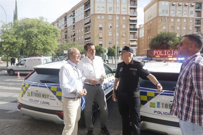 El alcalde de Córdoba, José María Bellido (en el centro), en la visita a la Jefatura de Policía Local.