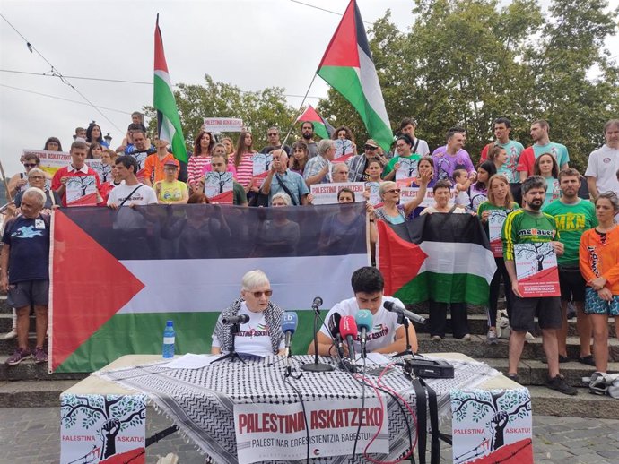 Concentración del colectivo Palestinarekin Elkartasuna frente al Teatro Arriaga de Bilbao