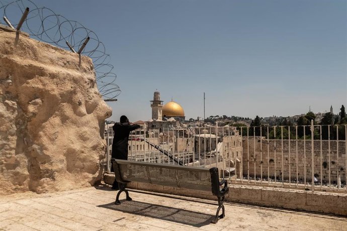 Una persona observa al fondo la Cúpula de la Roca, en Jerusalén