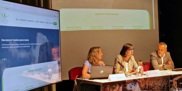 Nieves Roqueñí, en el centro