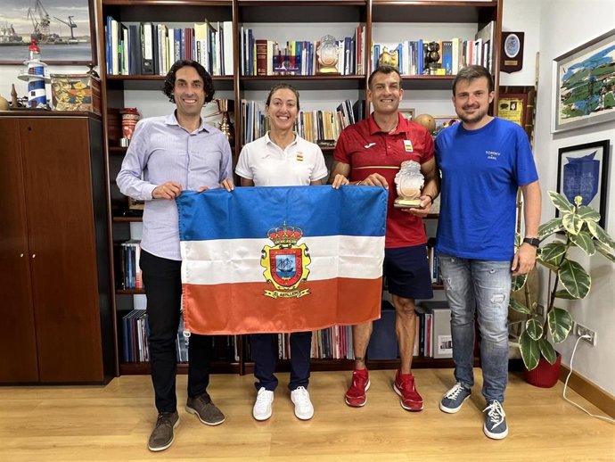 El alcalde, Javier Fernández Soberón; la deportista, Virginia Díaz; su entrenador, Marcos Morales y el concejal de Deporte, Alejandro Hoz, en el Ayuntamiento de Astillero