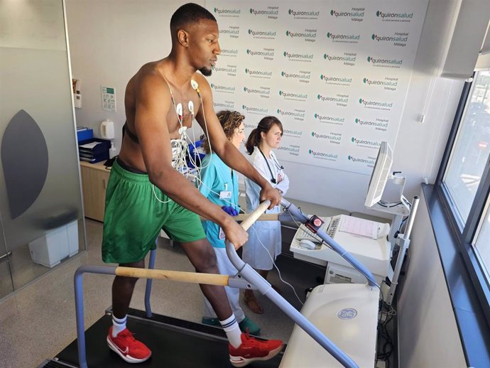 El jugador Yankuba Sima en los reconocimientos médicos en Quirónsalud Málaga