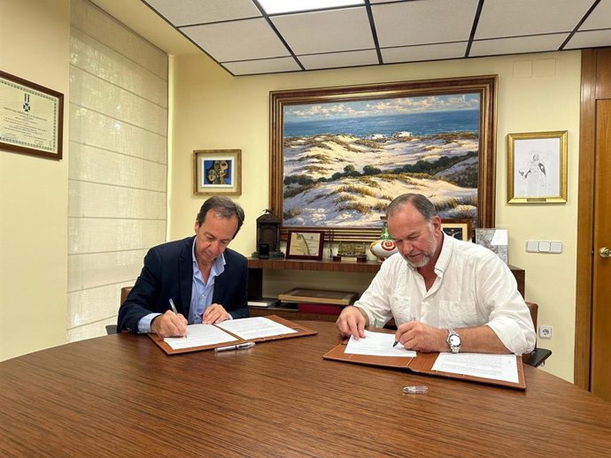 Rafael Olvera y José Luis García-Palacios firman el convenio de apoyo a la labor y las actividades desarrolladas por la Real Escuela Andaluza del Arte Ecuestre.