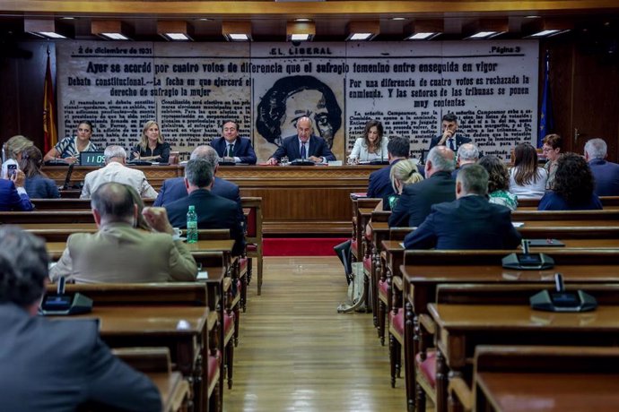 El ministro de Asuntos Exteriores, Unión Europea y Cooperación, José Manuel Albares (3i), comparece ante la Comisión de Asuntos Exteriores del Senado.