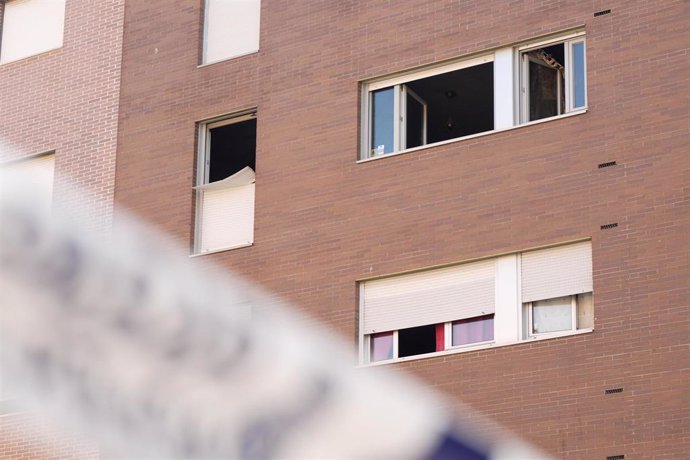 El lugar donde han encontrado el cadáver de una mujer, que presentaba signos de violencia, tras apagar un incendio declarado en una vivienda del barrio de Pajarillos de Valladolid.