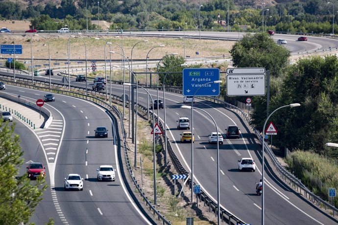 Varios coches circulan en la autovía A-3, a 11 de agosto de 2023, en Madrid (España). La Dirección General de Tráfico (DGT) pone hoy en marcha una Operación Especial con motivo del puente del 15 de agosto, que se prolongará hasta el próximo martes 15.